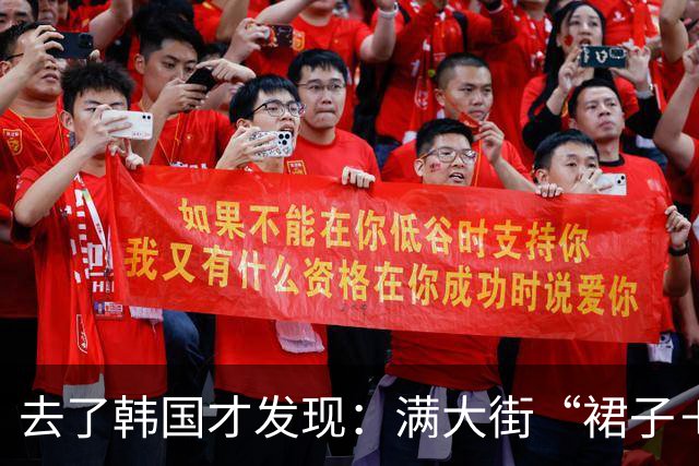 去了韩国才发现：满大街“裙子＋帽子”穿搭，洋气时髦还不压身高